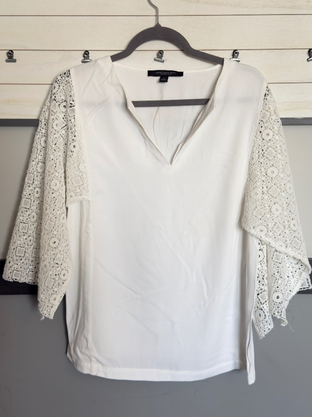 ANDREW MARC techno crocheted batwing sleeve blouse v-notched keyhole size Medium